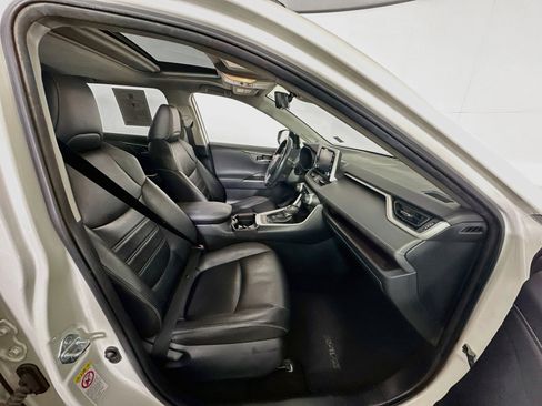 Used 2019 Toyota RAV4 Limited FWD image 34