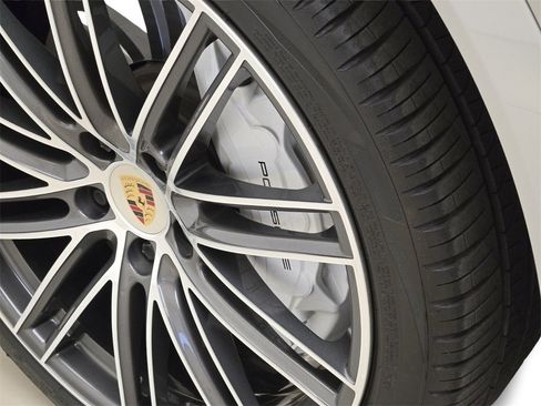 Used 2022 Porsche Cayenne Platinum Edition image 14