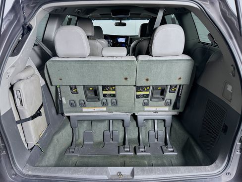Used 2016 Toyota Sienna XLE w/ XLE Navigation Package FWD image 28