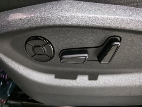 Certified 2025 Volkswagen Tiguan SE w/ Panoramic Sunroof Package image 14