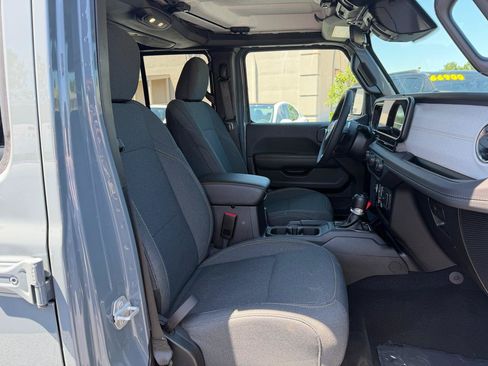 Used 2025 Jeep Wrangler Sahara AWD/4WD image 18