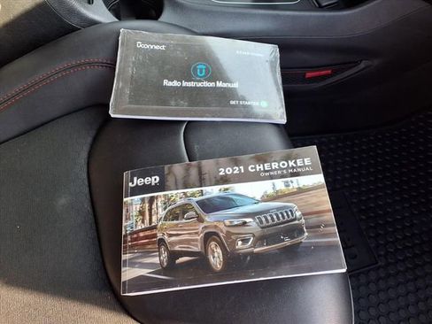 Used 2021 Jeep Cherokee Trailhawk w/ Technology Group AWD/4WD image 86