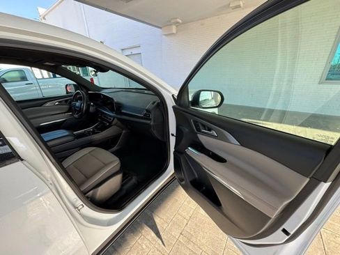 Used 2025 Chevrolet Traverse LT image 15