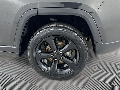 Certified 2024 Jeep Grand Cherokee Limited w/ Black Appearance Package image 19