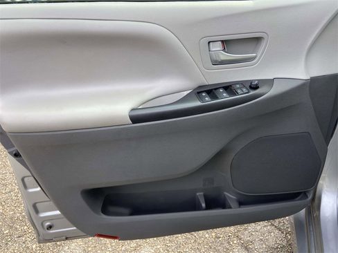 Used 2018 Toyota Sienna LE image 11