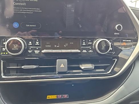 Used 2025 Toyota Highlander Limited AWD/4WD image 32