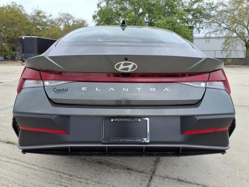 New 2025 Hyundai Elantra SEL image 39