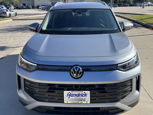 Certified 2025 Volkswagen Tiguan SE image 5