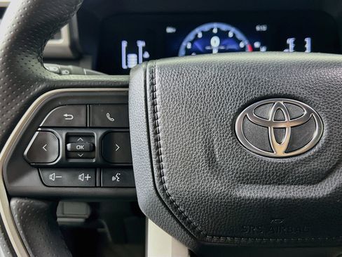 Used 2025 Toyota 4Runner SR5 AWD/4WD image 18
