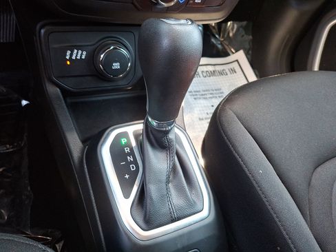 Used 2018 Jeep Renegade Latitude w/ Cold Weather Group AWD/4WD image 14