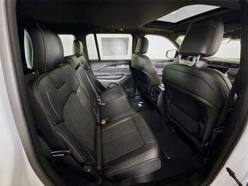 New 2025 Jeep Grand Cherokee Altitude image 20