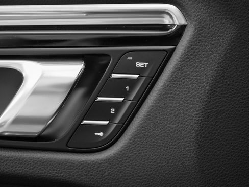 Used 2025 Porsche Macan image 26