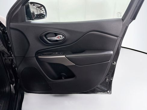 Used 2019 Jeep Cherokee Limited w/ Technology Group FWD image 30