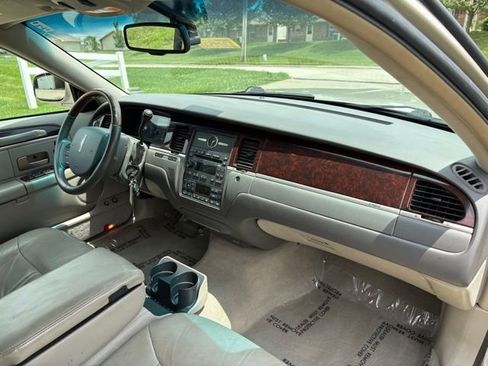 Used 2006 Lincoln Town Car Signature Limited RWD image 19