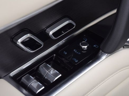 Used 2023 Land Rover Range Rover SE image 23