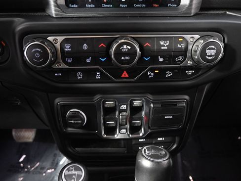 Used 2019 Jeep Wrangler Unlimited Sahara AWD/4WD image 31
