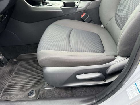 Used 2022 Toyota RAV4 LE AWD/4WD image 16
