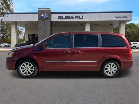Used 2013 Chrysler Town & Country Touring image 3