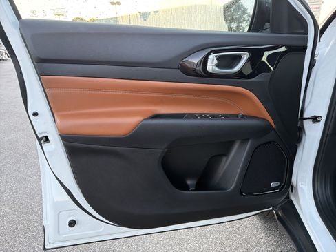 Used 2024 Jeep Compass Limited w/ Sun and Sound Group image 11