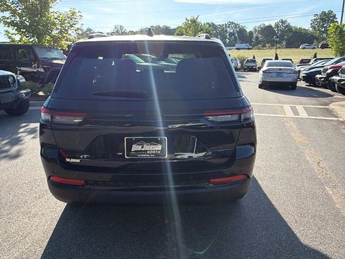 Used 2025 Jeep Grand Cherokee Altitude AWD/4WD image 9