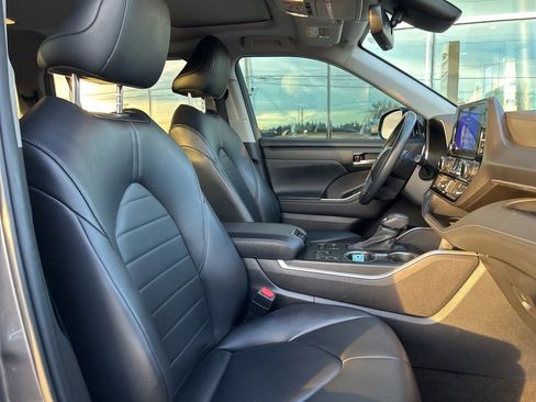 Used 2023 Toyota Highlander XLE image 10