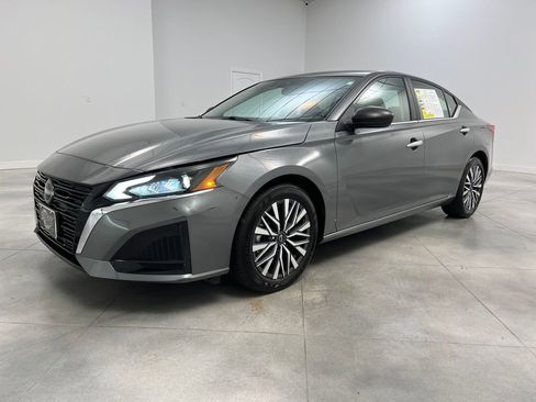 Used 2025 Nissan Altima 2.5 SV FWD image 3