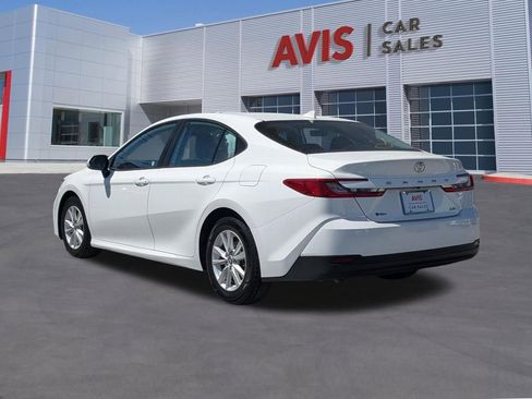 Used 2025 Toyota Camry LE image 3