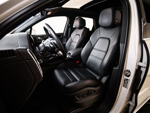 Certified 2023 Porsche Cayenne AWD/4WD image 5