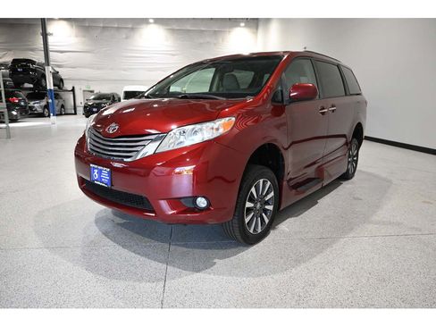 Used 2017 Toyota Sienna XLE FWD image 10