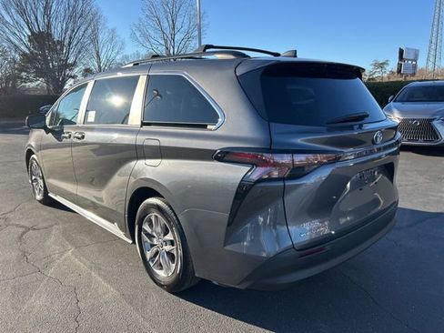 Used 2025 Toyota Sienna LE image 9