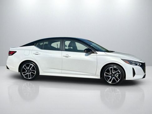 Used 2025 Nissan Sentra SR w/ SR Premium Package image 4