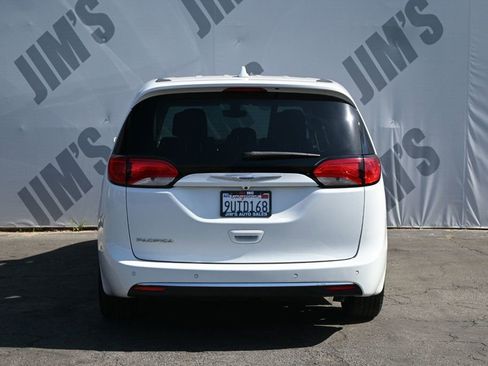 Used 2020 Chrysler Pacifica Touring w/ Tire & Wheel Group FWD image 5
