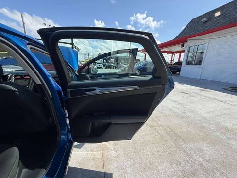Used 2018 Ford Fusion SE w/ Fusion SE Technology Package FWD image 9