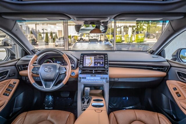 Used 2019 Toyota Avalon Limited FWD image 3