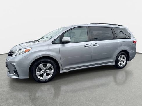 Used 2018 Toyota Sienna LE FWD image 2