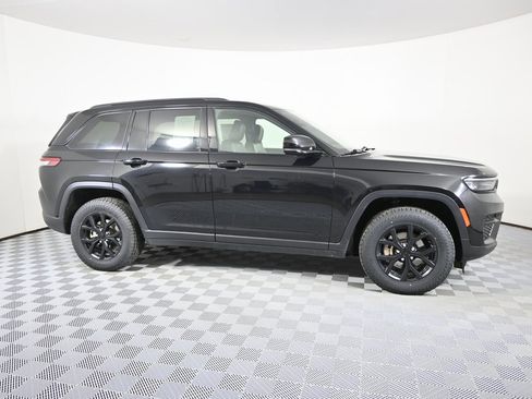 Used 2024 Jeep Grand Cherokee Altitude image 8