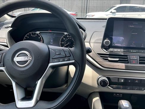Used 2025 Nissan Altima 2.5 SV FWD image 11