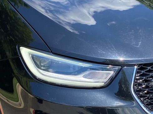 Used 2024 Chrysler Pacifica Touring-L FWD image 4