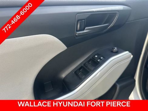 Used 2022 Toyota Highlander LE AWD/4WD image 20