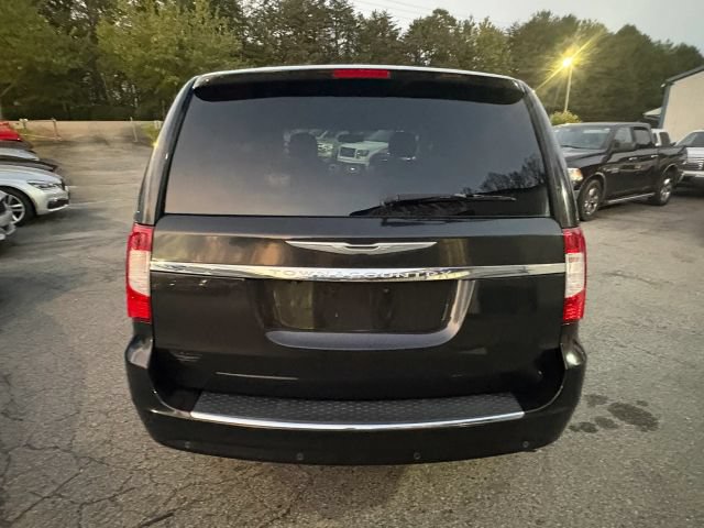 Used 2015 Chrysler Town & Country Touring-L w/ Driver Convenience Group FWD image 4