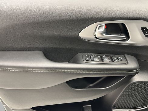 Used 2025 Chrysler Pacifica Limited FWD image 14