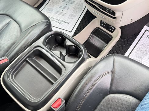 Used 2018 Chrysler Pacifica Touring-L image 47