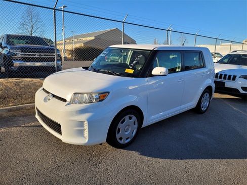 Used 2014 Scion xB Base image 2