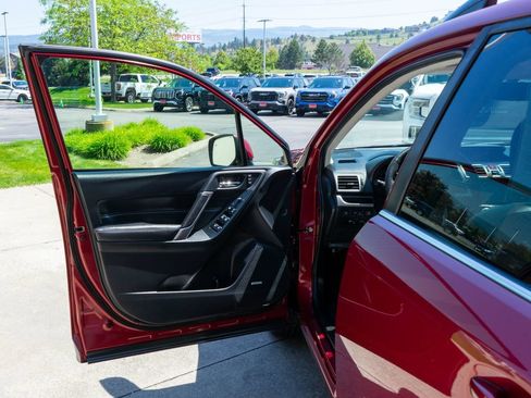 Used 2018 Subaru Forester 2.5i Touring AWD/4WD image 17