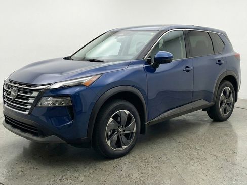 Used 2025 Nissan Rogue SV image 3