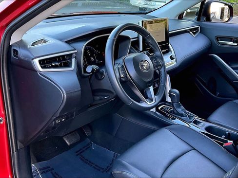 Certified 2025 Toyota Corolla Cross XLE image 17