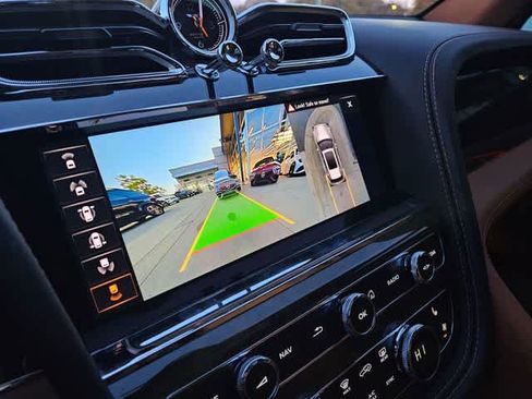 Used 2023 Bentley Bentayga Plug-In Hybrid image 33