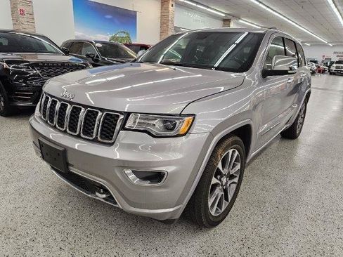 Used 2018 Jeep Grand Cherokee Overland AWD/4WD image 2