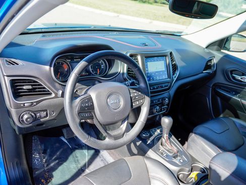 Used 2019 Jeep Cherokee Trailhawk AWD/4WD image 11