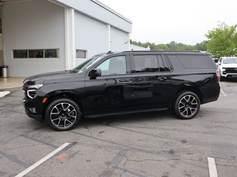 Used 2024 Chevrolet Suburban RST w/ Luxury Package AWD/4WD image 7